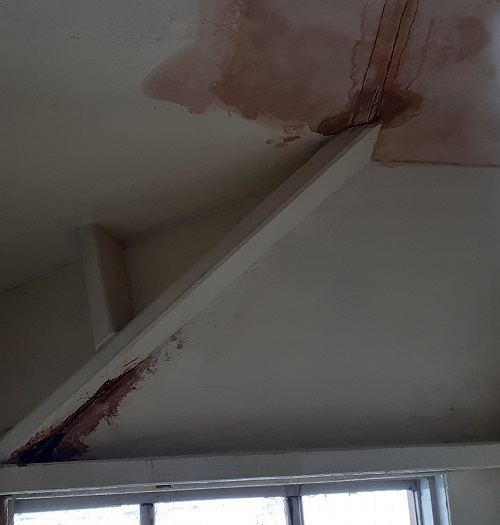 Penetrating damp on a ceiling